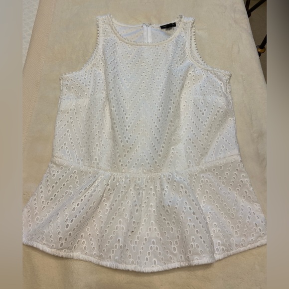 Beautiful Ann Taylor Eyelet Peplum White Sleeveless Top. Sz 2 - Picture 1 of 13
